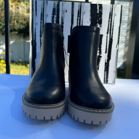 Dolce Vita Chelsea Rancher boots, size :8, black. *WILL NOT COME IN BOX. - Picture 4 of 16